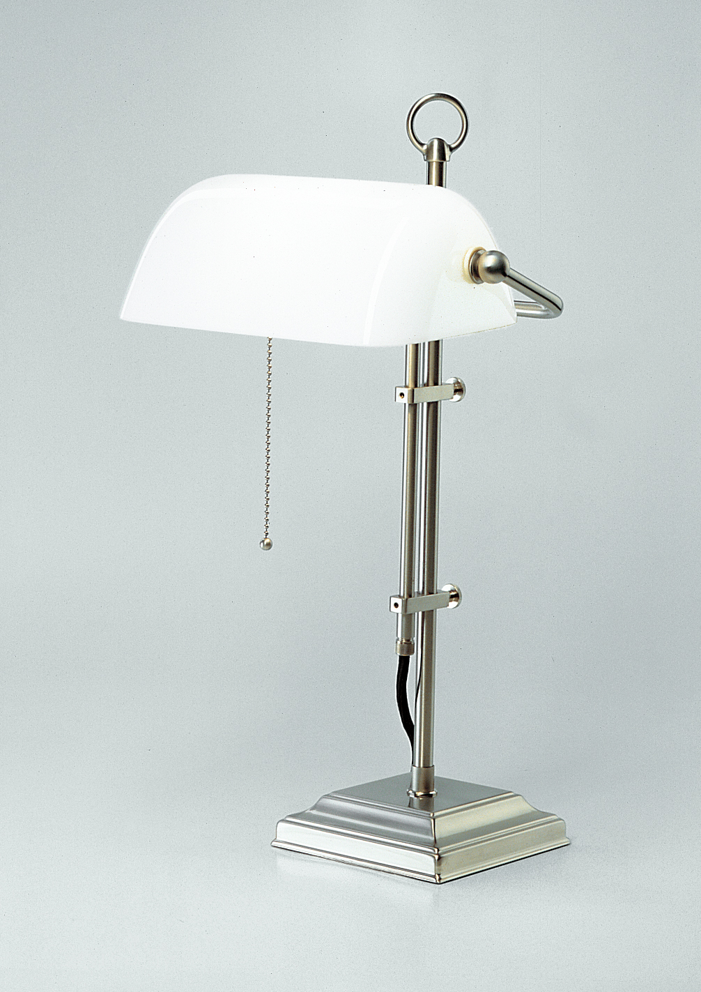 Berliner MessinglampenBankers Lamp Tischleuchte Glas weiß