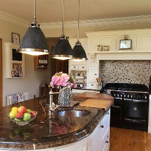 Serie AMELIA VON ELSTEAD von Elstead von Elstead Amelia 1 Leuchte Medium Pendelleuchte - Aged Zinc HK-AMELIA-P-M-DZ