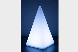 EPSTEIN Design Leuchten Leuchtobjekte & Lichtobjekte für Garten und Outdoor von EPSTEIN Design Leuchten Akkuleuchte Pyramide RGB 70404