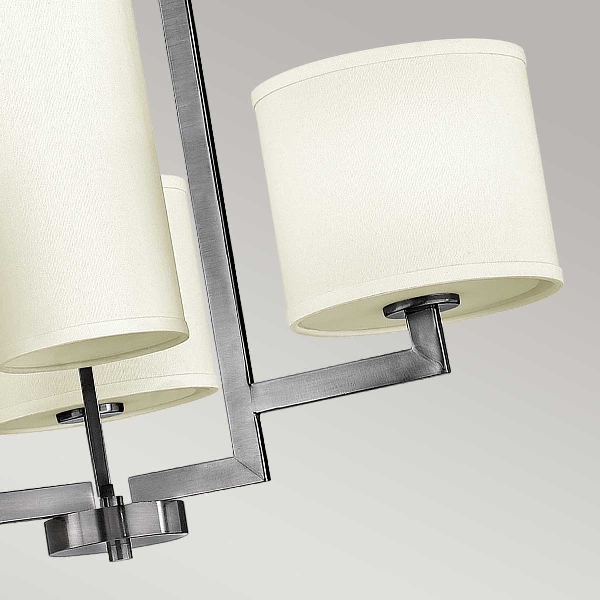 Hampton 4-Licht-Kronleuchter - Nickel antik, elfenbeinfarbene Schirme der Firma Elstead