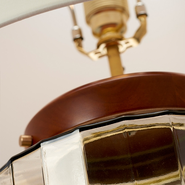 Luga Table Lamp - Smoke - Metalwork Aged Brass - Glassware Smoke - Wood Dark Stained der Firma Elstead