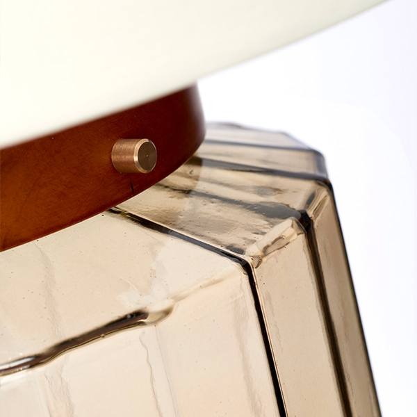 Luga Table Lamp - Smoke - Metalwork Aged Brass - Glassware Smoke - Wood Dark Stained der Firma Elstead