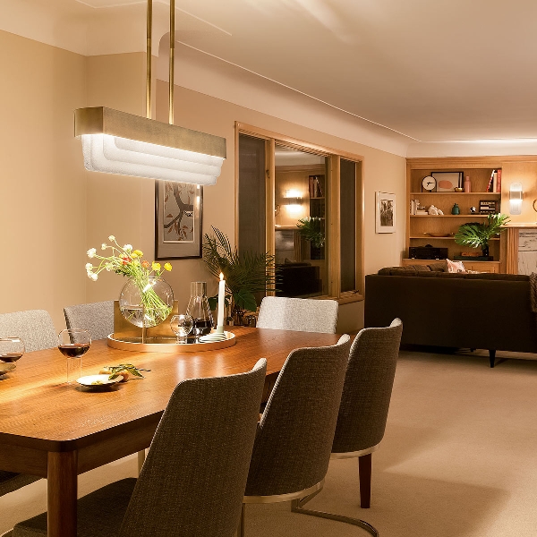 Serene 2 lt LED-Kronleuchter - Naturmessing der Firma Elstead