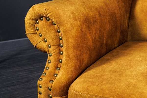 Ohrensessel CHESTERFIELD Samt Antiklook senfgelb der Firma Casa Élite